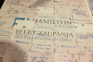 Hamilton 10. years-252