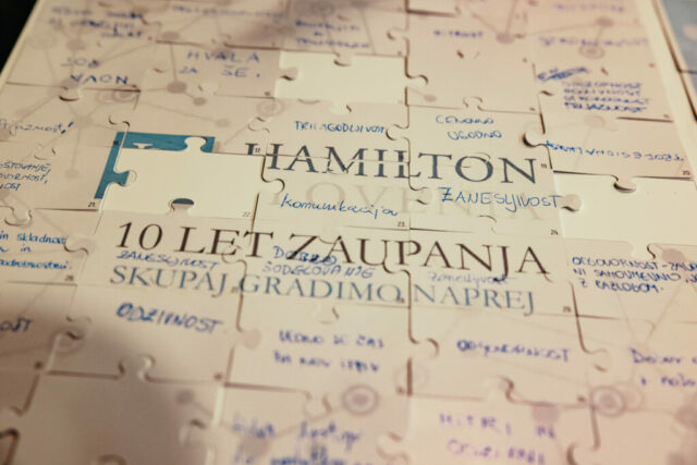 Hamilton 10. years-252